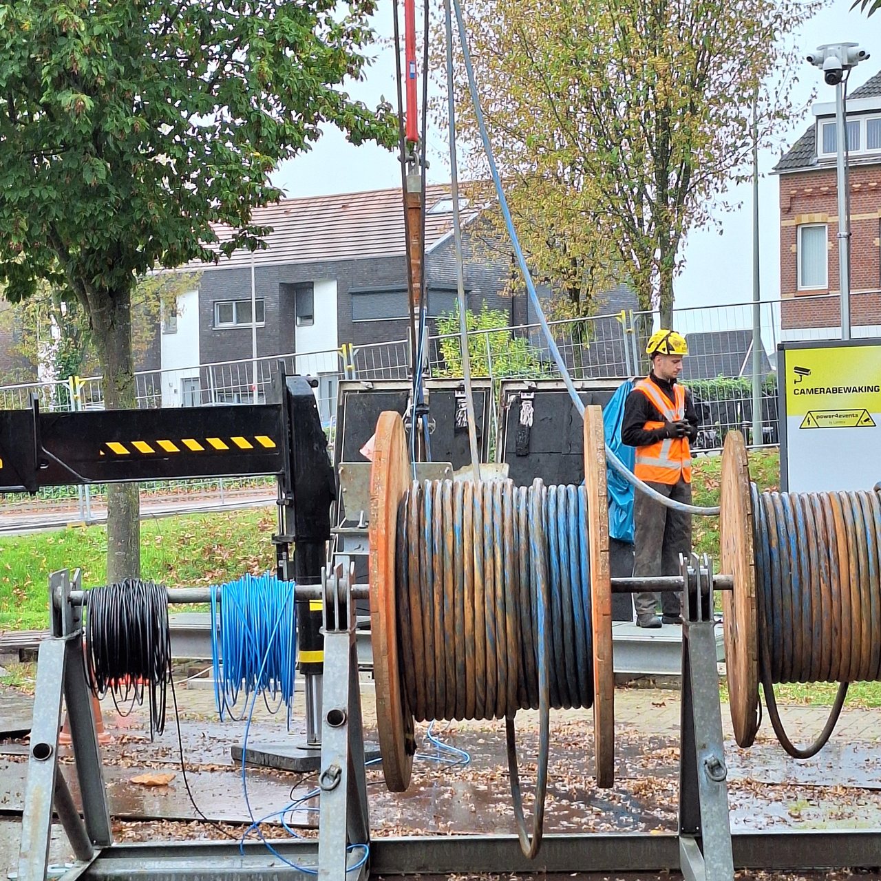 Kabelhaspels en kraan tijdens het plaatsen van de klep in de bron van Mijnwater in Heerlen
