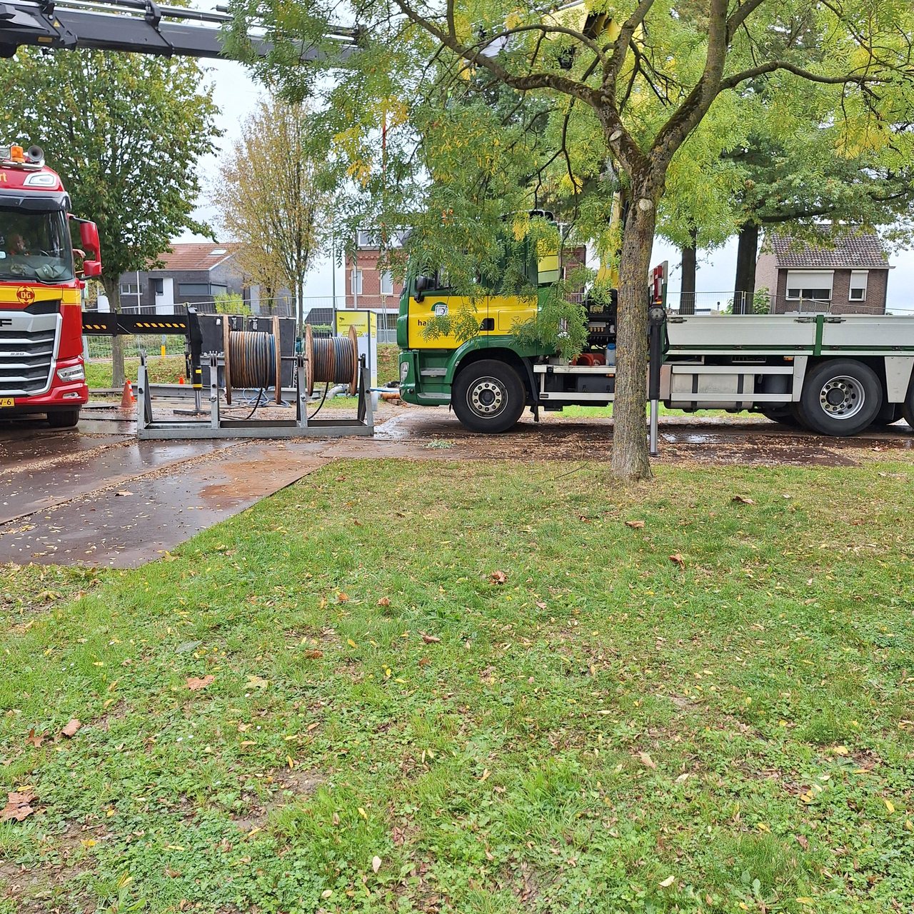 Kraanwagens en kabelhaspels op de werf bij de bron van Mijnwater in Heerlen