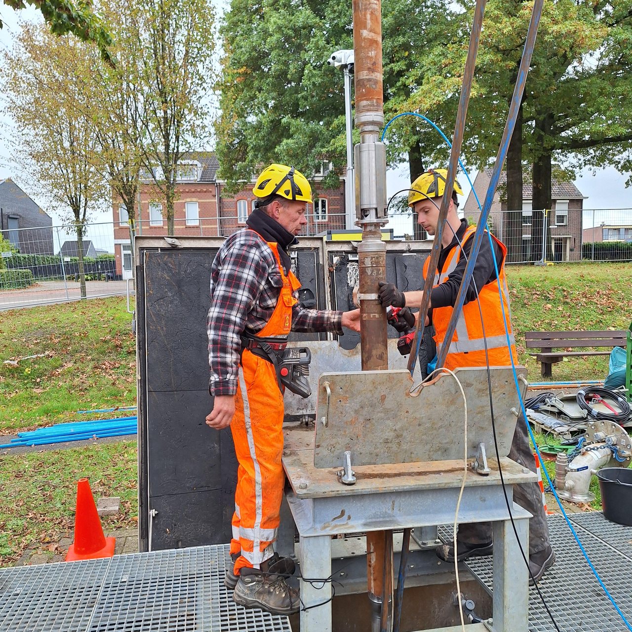 Plaatsing van de 2½” klep op de stijgbuis boven de bronput bij Mijnwater in Heerlen