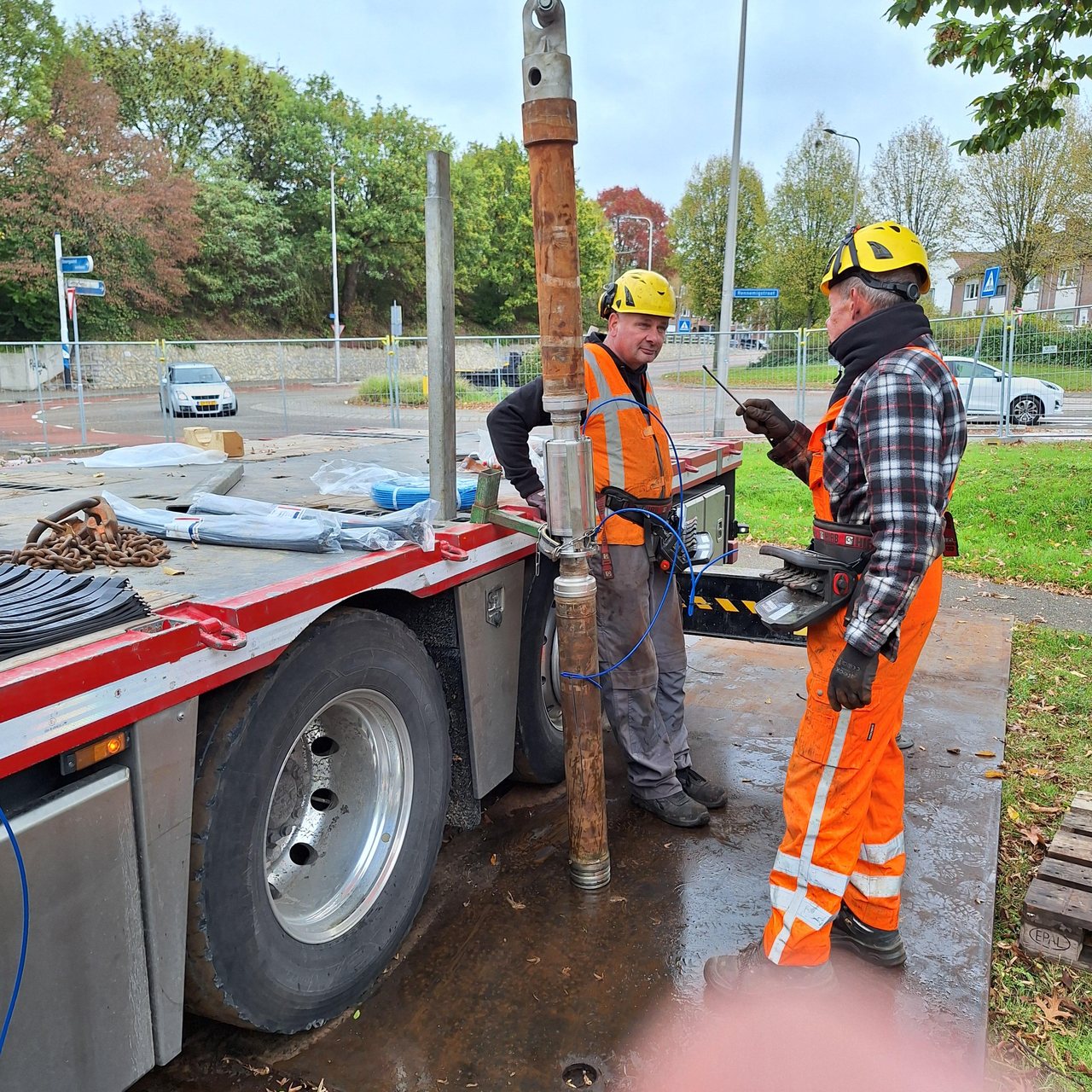Technici bij de stijgbuis met de 2½” klep naast de kraanwagen bij Mijnwater in Heerlen