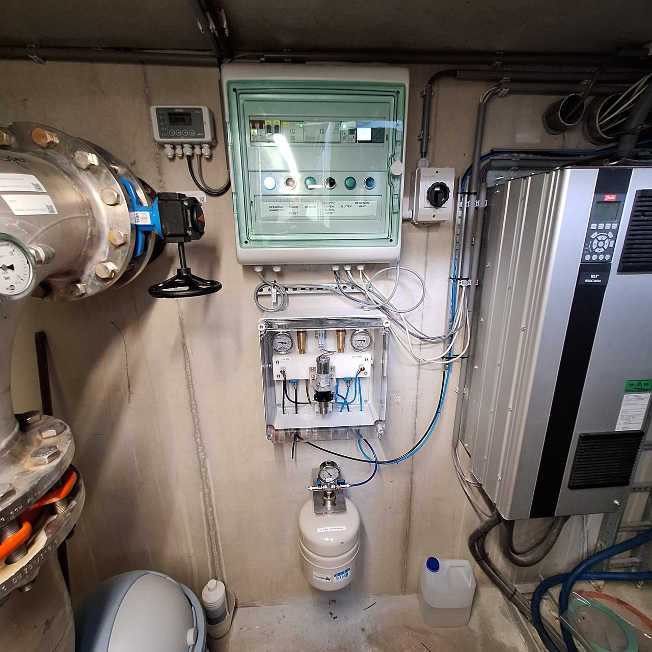 Technische ruimte van Mijnwater in Heerlen met het besturingssysteem van de klep naast de leidingen